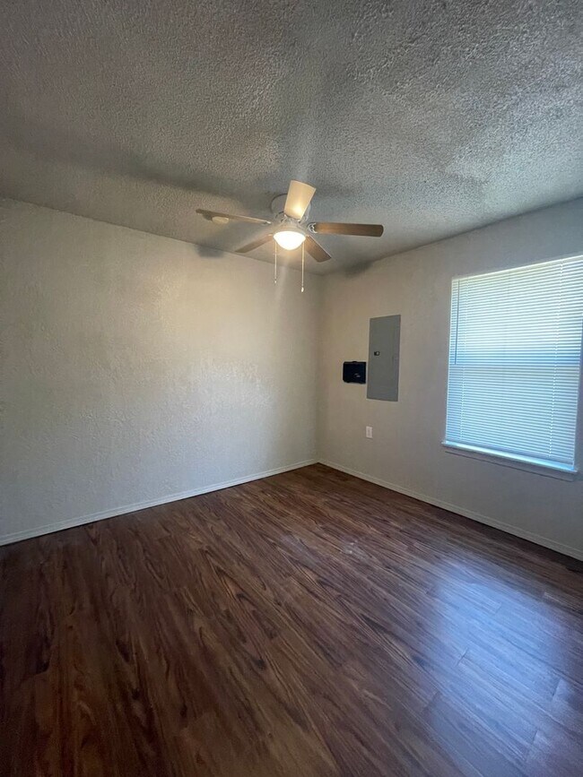 Building Photo - Cute remodeled 3Bd 1.5 bath