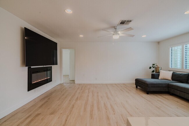Building Photo - 52801 Avenida Alvarado
