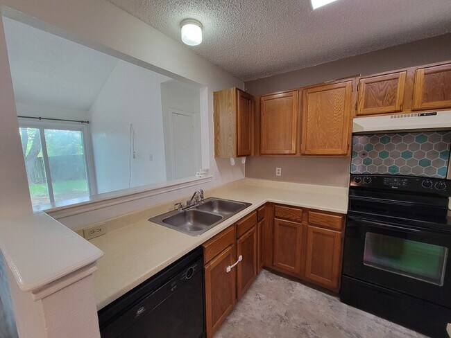 Building Photo - Gorgeous 2 beds 2 baths in San Antonio!