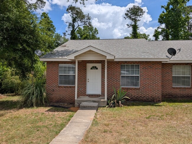 Building Photo - 2423 Chateau Ln