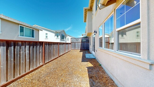 Building Photo - 1605 Rose Clover St