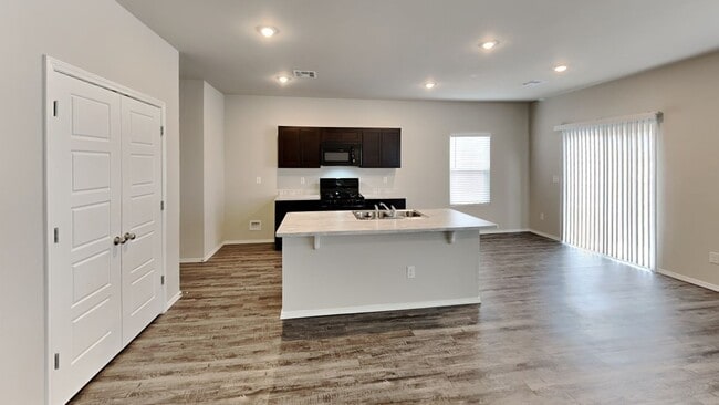 Building Photo - Very Nice and Spacious 4 Bedroom Home in Mustang Schools