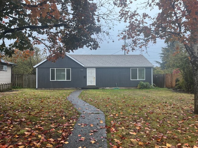 Building Photo - 3-Bedroom 1 1/2 bathroom home in Springfield