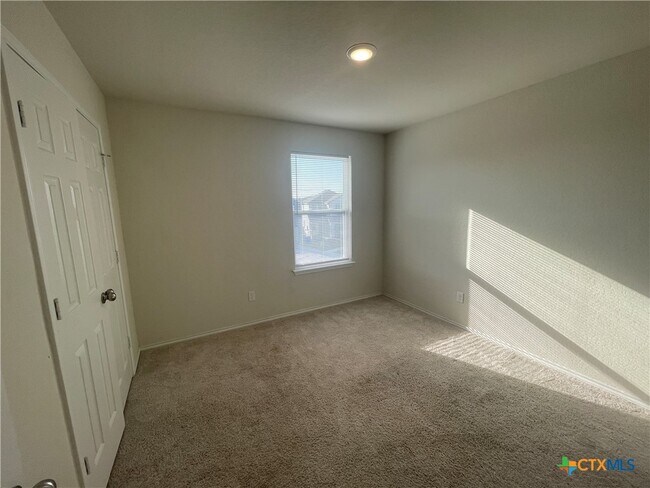 Building Photo - 457 Lynwood Gold