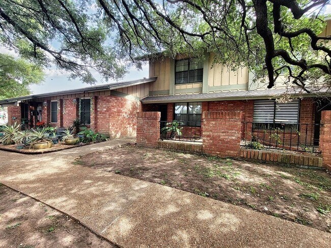 Primary Photo - Cozy 3 Bed, 1.5 Bath Rental with Garage an...