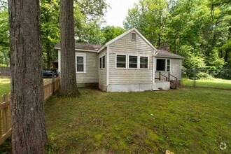 Building Photo - 108 Linden St