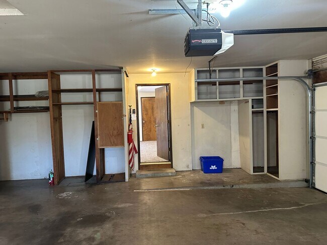 Building Photo - Large 3 bedroom 2.5 bath duplex with a gar...