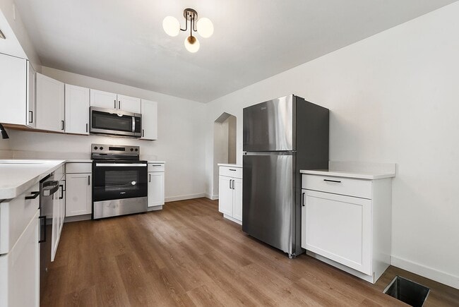 Building Photo - Remodeled 2 bedroom with backyard