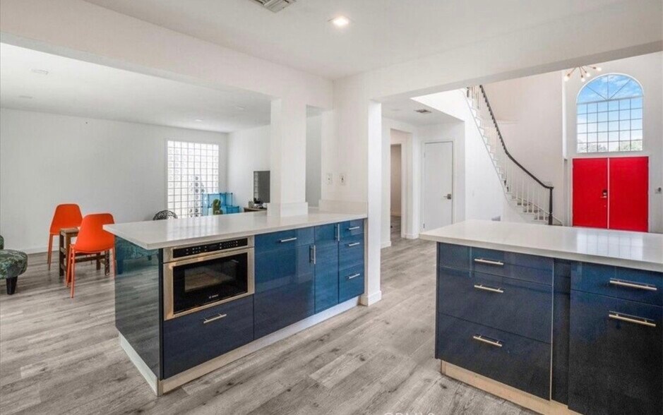 Building Photo - 2481 S Bundy Dr