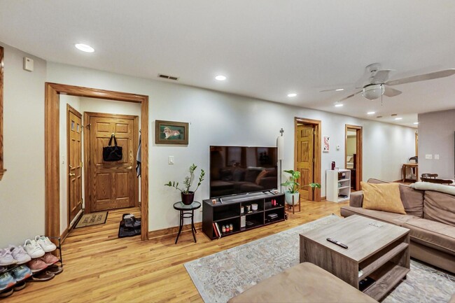 Building Photo - 2911 N Talman Ave