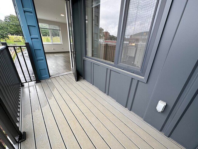 Building Photo - 409 Elm St