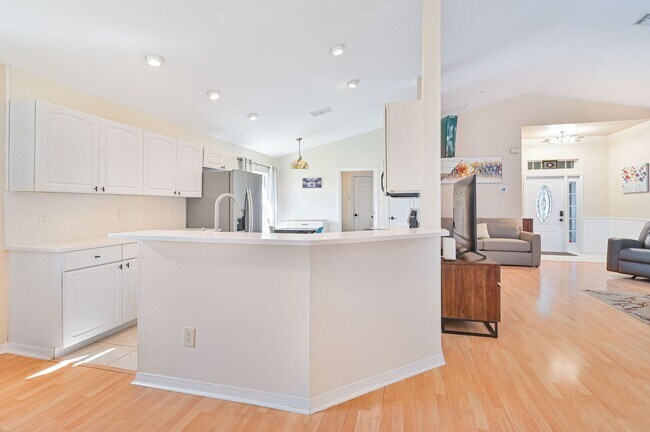 Building Photo - AVAILABLE June 1 - Single Family Pool Home in the Heart of Three Oaks