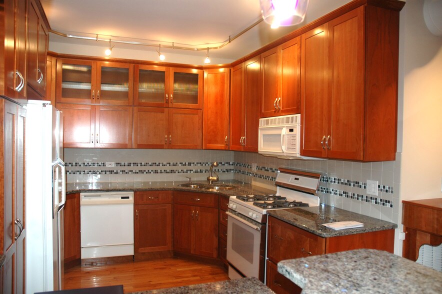 Granite countertops - 525 N Ada St