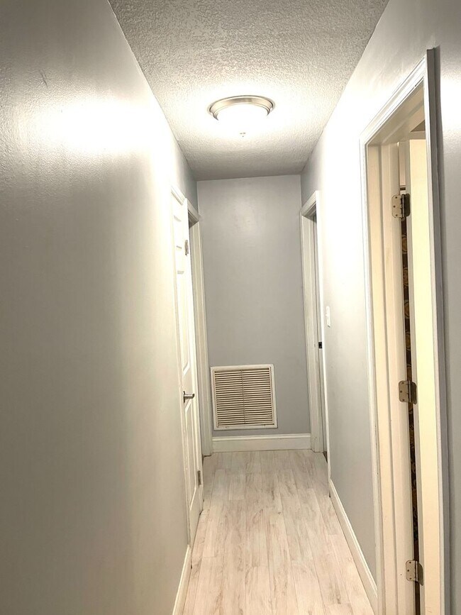 Building Photo - Beautifully updated 4-bedroom, 2-bathroom home located in the desirable, wooded Meadowbrook Woods...
