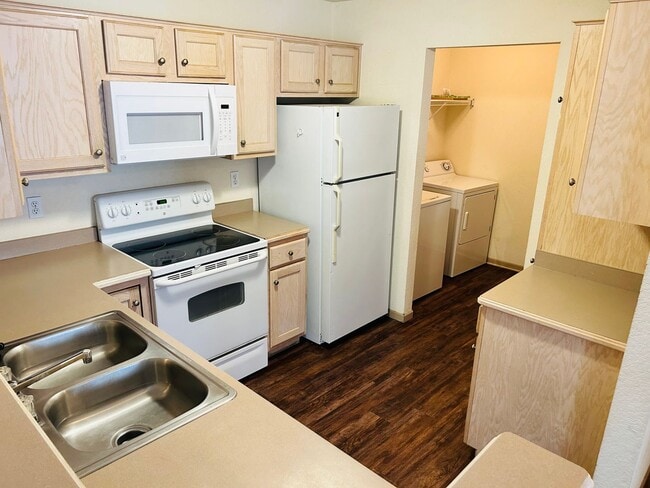 Building Photo - 913 Westridge Dr