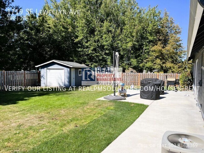 Building Photo - 1719 SE Lewellyn Ave