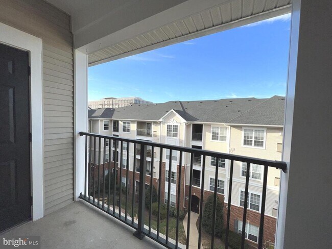 Building Photo - 4852 Eisenhower Ave