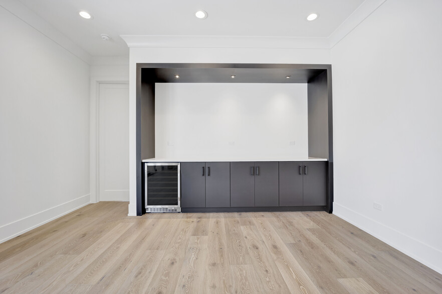 Building Photo - 4920 N Lincoln Ave