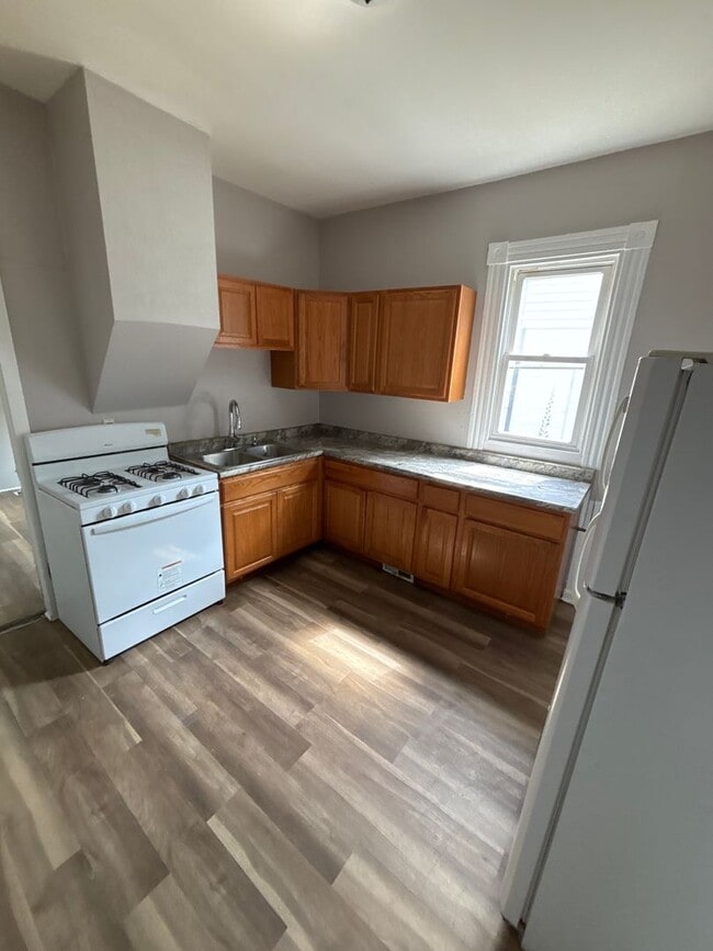 Building Photo - Beautiful 3 bedrrom 1 bathroom House in Mi...