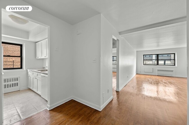 Building Photo - 2545 Sedgwick Ave