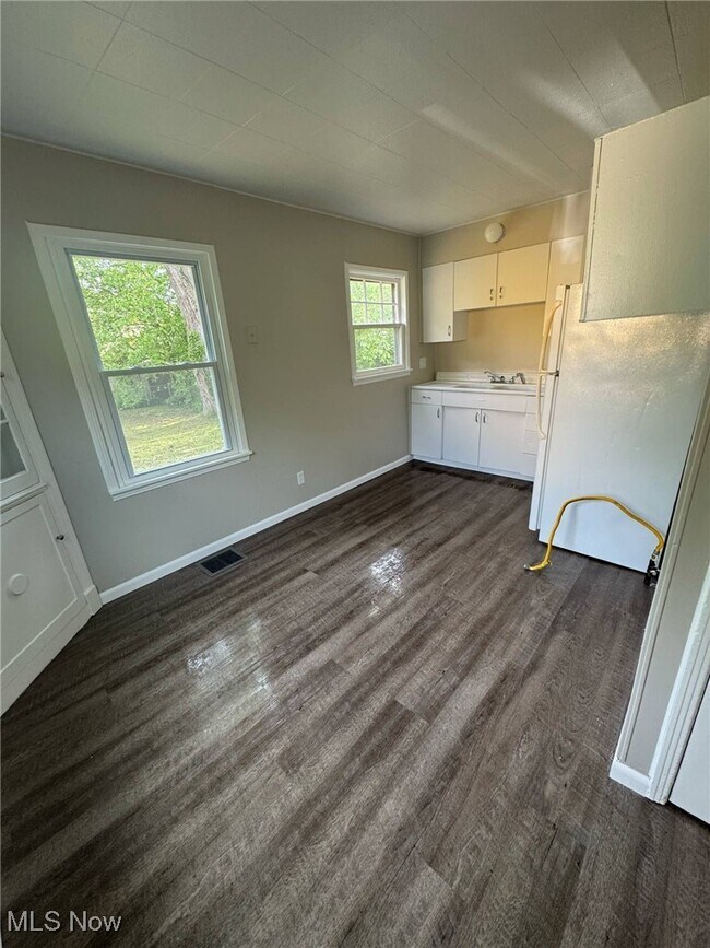 Building Photo - 859 E Avondale Ave