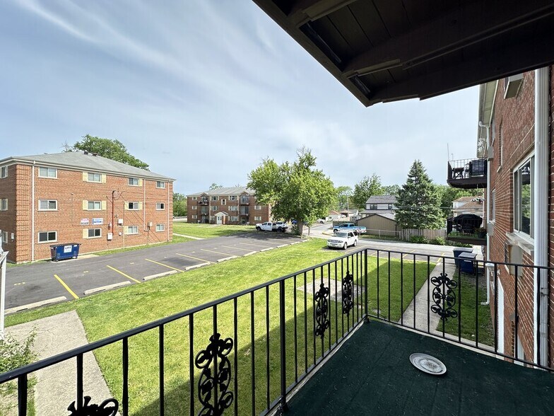 Building Photo - 1653 Oakwood Ave