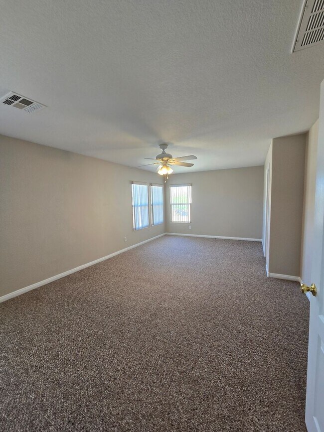 Building Photo - A Spacious 4 Bedroom House in Iron Mountai...