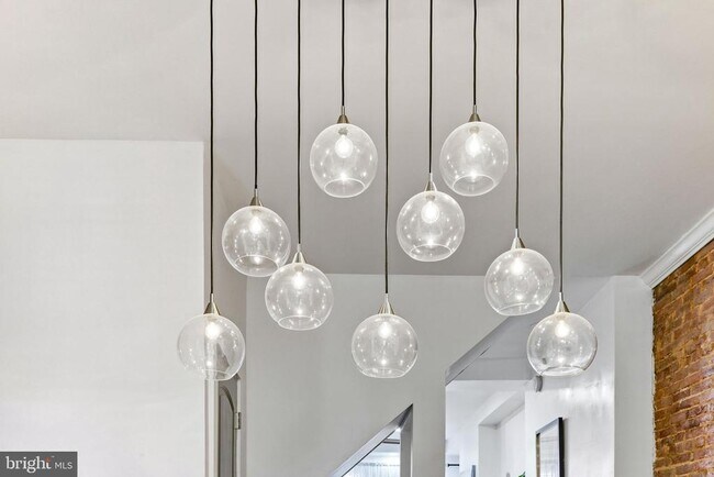 Building Photo - 737 Dolphin St