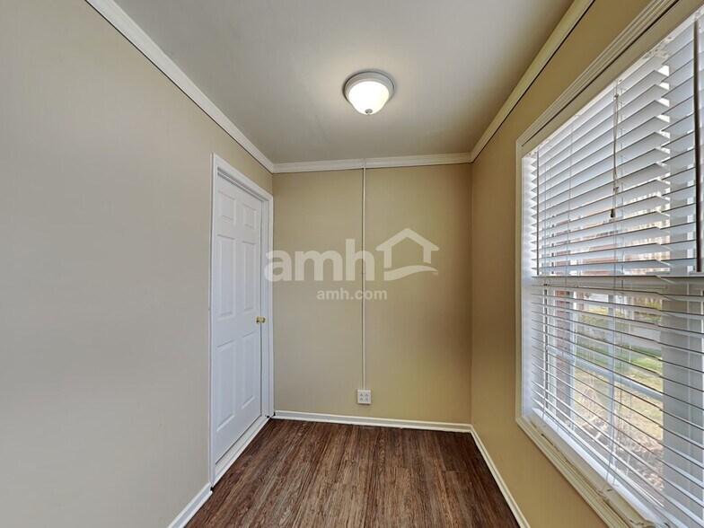 Building Photo - 8111 Kingston Dr