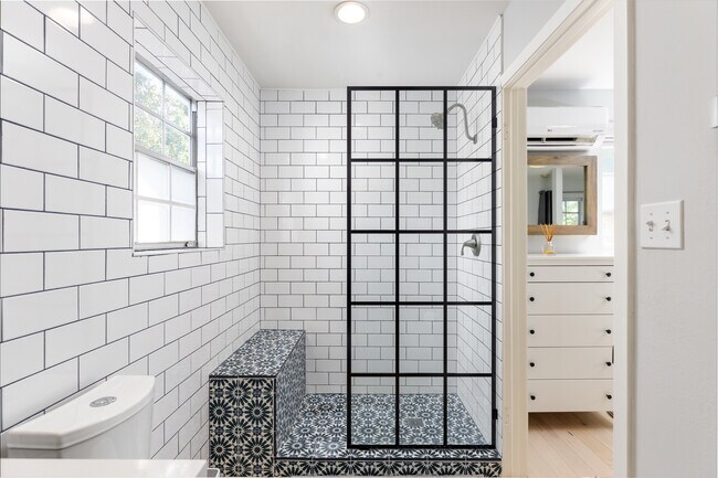 Building Photo - 1702 Drake Ave