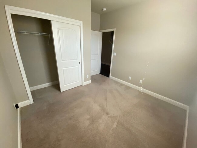 Building Photo - Beautiful 2 story Home in gated community ...