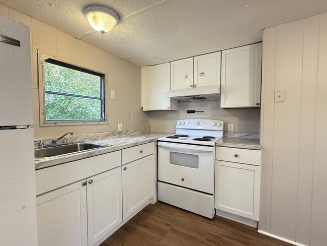 Building Photo - Updated Home in Laurel Lakes NJ FOR RENT $1400