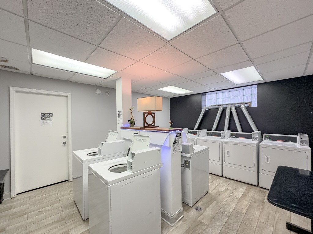 Building Photo - 4241 N Kenmore Ave