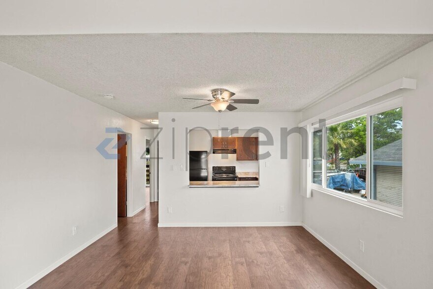 Building Photo - Unit 4