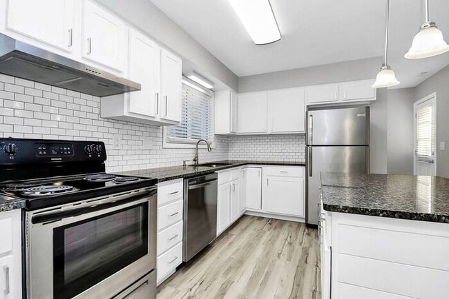 Building Photo - Charmingly Updated 3BD/2BA Ranch Home in Birnam Woods!