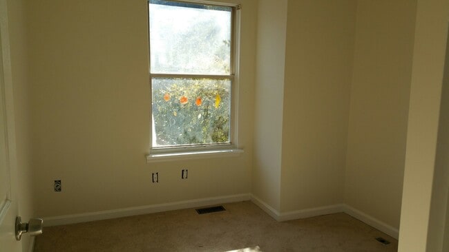 Building Photo - HALLIWELL4309