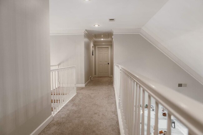 Building Photo - 565 Schaeffer Loop