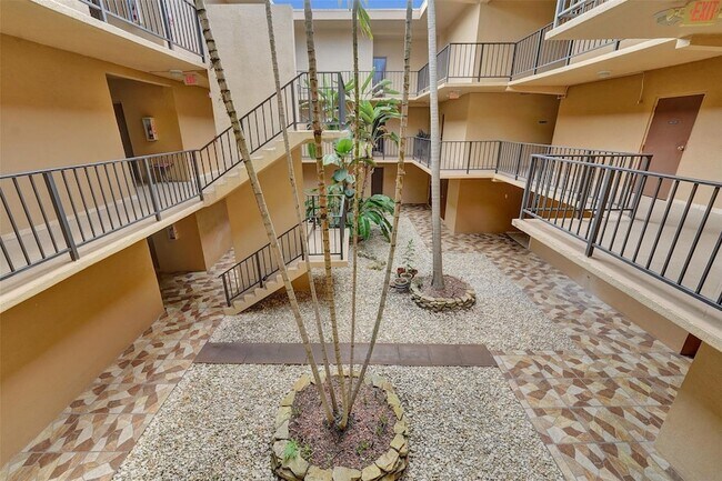 Building Photo - 4040 N Hills Dr