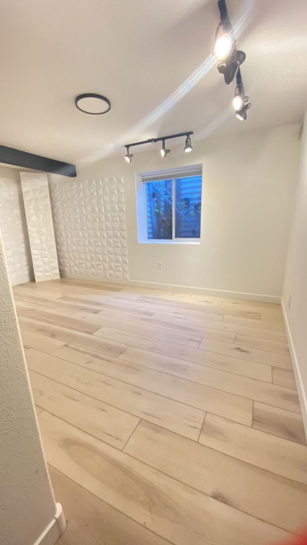 Building Photo - Spacious home in a Prime Location-6-month ...