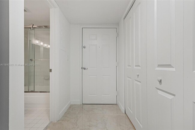 Building Photo - 540 Brickell Key Dr