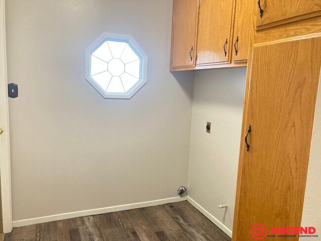 Building Photo - Spacious 3BD/2BA Home in Bakersfield's Desirable 93312