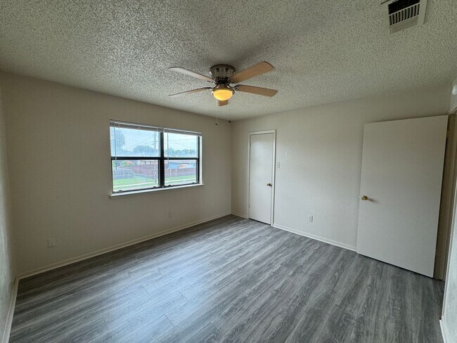 Building Photo - 2515 Bermuda Dr