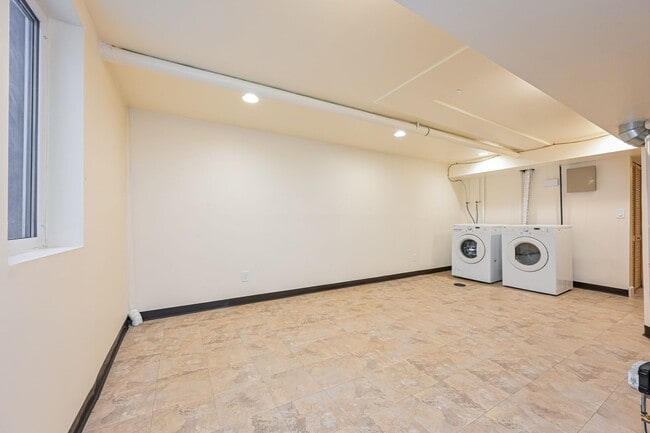 Building Photo - Spacious 4 Bed/2 Bath in Desirable Willow Creek.