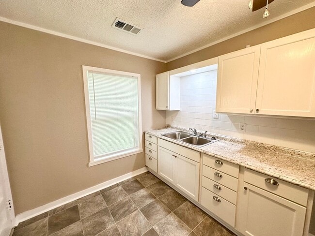 Building Photo - Recently Remodeled 3 Bedroom!