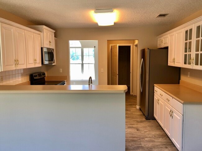 Building Photo - 1085 Forest Lake Terrace