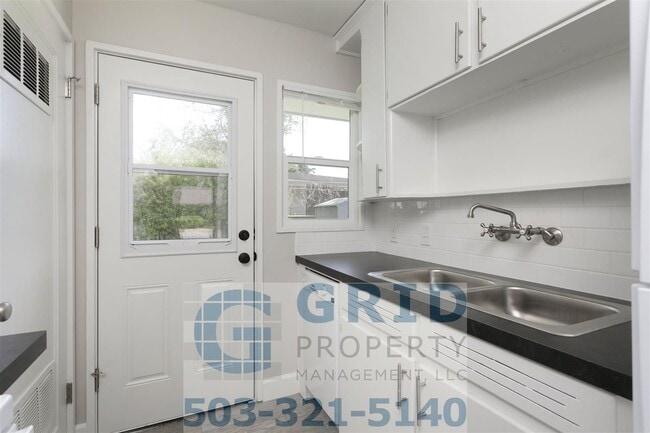 Building Photo - Remodeled 3 Bedroom Available in Northeast Portland!