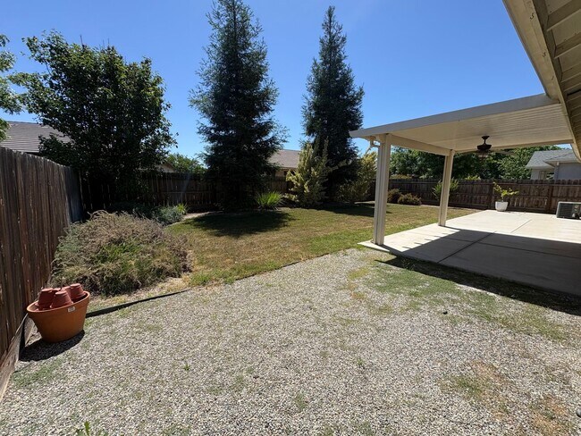 Building Photo - Lovely home available now!