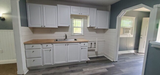 Building Photo - Cozy 2-Bedroom on quiet street