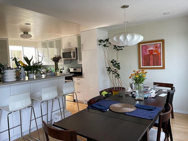 Building Photo - "Charming 4-Bedroom Home with 2 Baths in the Heart of San Francisco!"