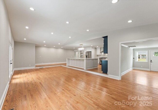 Building Photo - 1121 S Edgemont Ave
